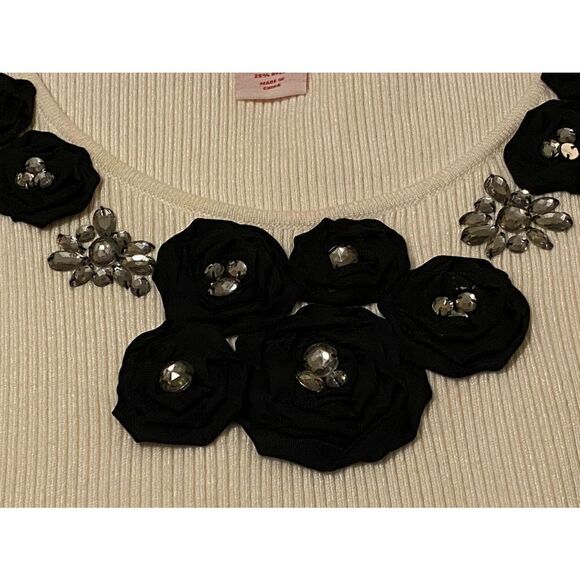 Woman’s Ruby Rd. Petite SZ PM Ribbed White Top & Bling Black Flowers - Picture 2 of 6